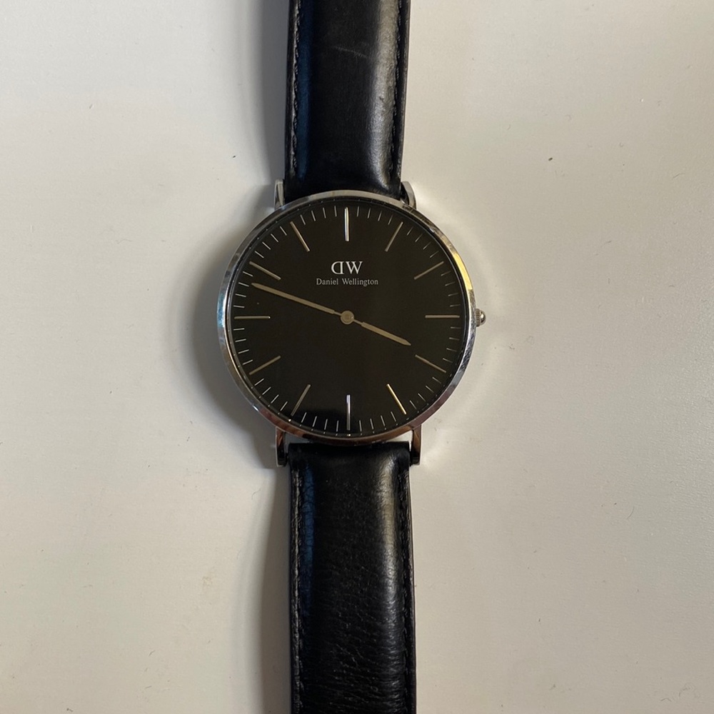 Black and silver Daniel Wellington watch 38mm